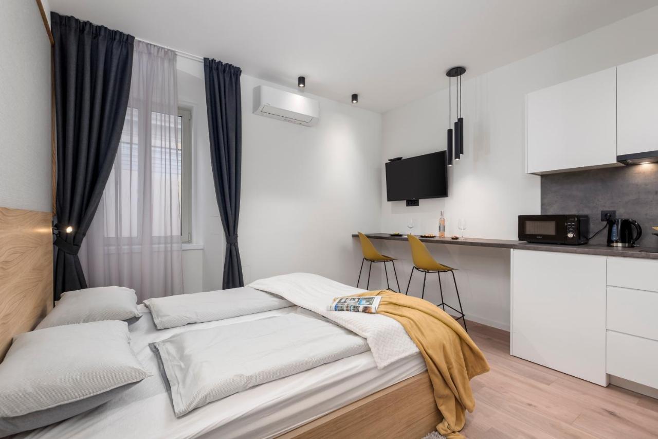 Deluxe Apartments & Rooms "In The Center" Fiume Kültér fotó