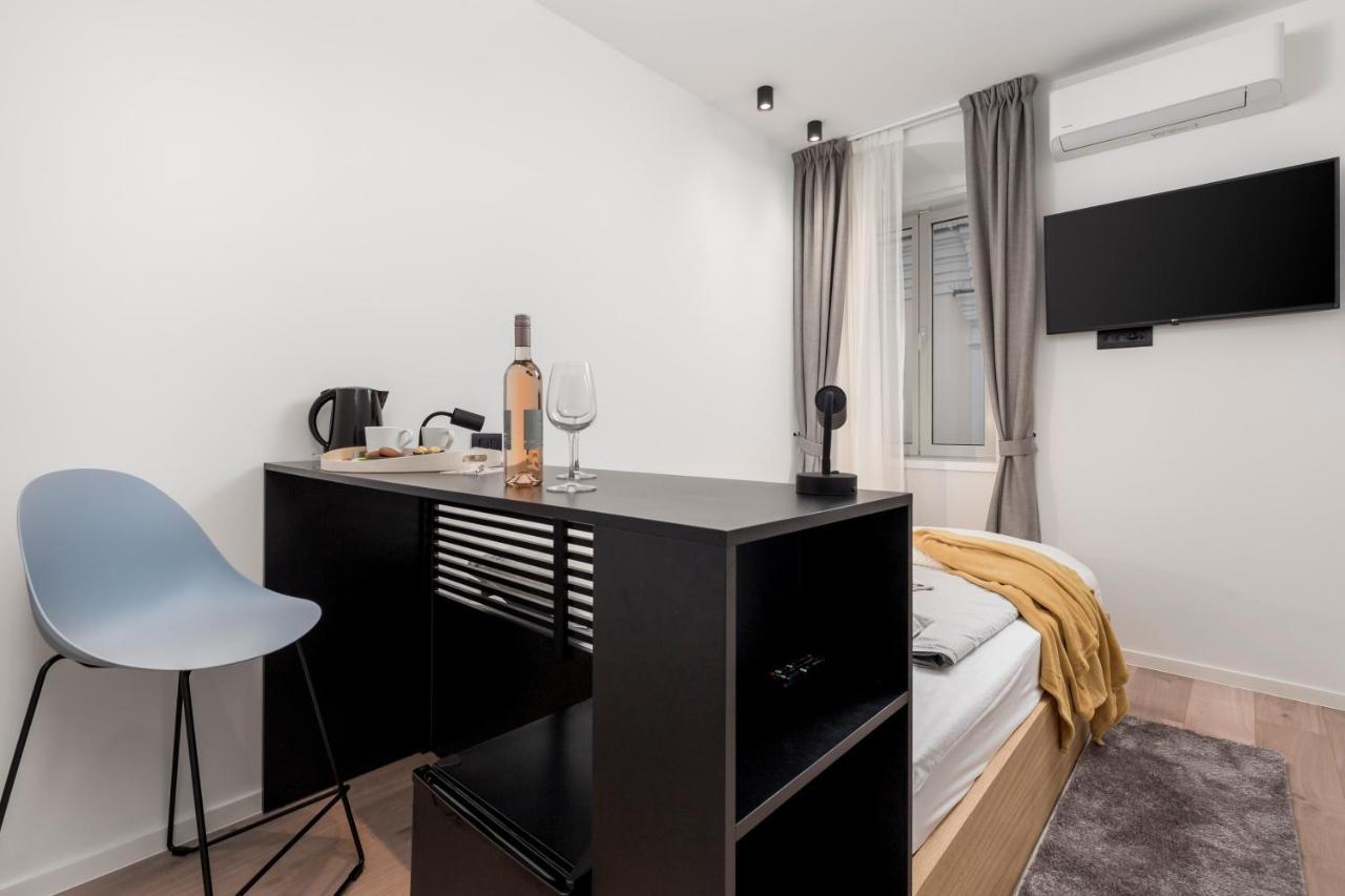 Deluxe Apartments & Rooms "In The Center" Fiume Kültér fotó